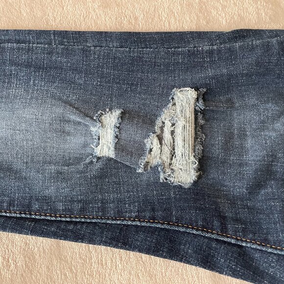 NEW. Women's Size 4 short, Levi's 711,  Distressed, Dark Wash, Hypersoft jeans. - Picture 9 of 15